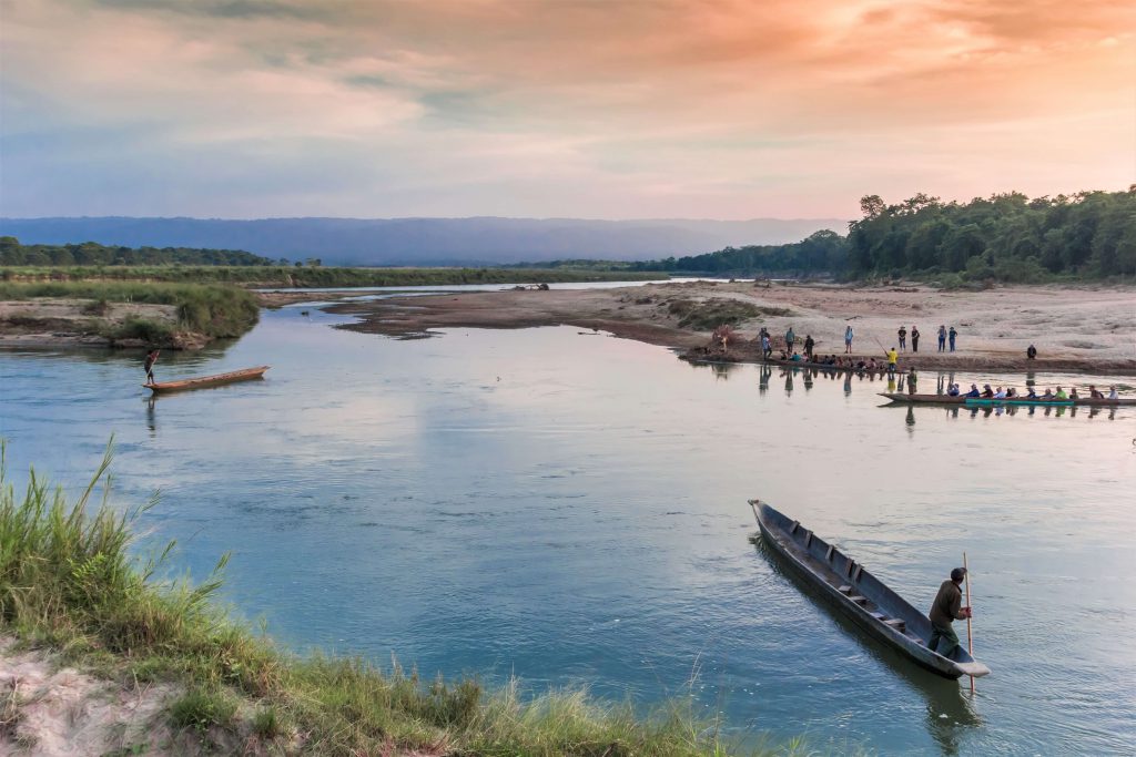 Chitwan National park – uitgeholde boomstammen als boot op de Rapti rivier