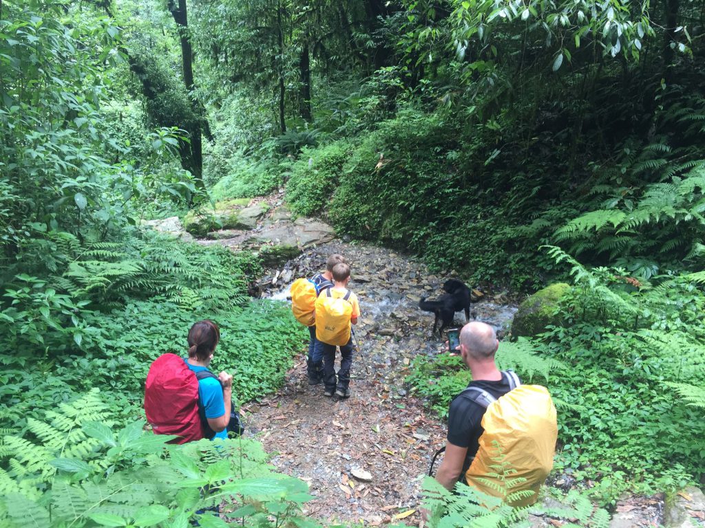 Familiereis Nepal – familie tijdens een trekking in de Annapurna regio