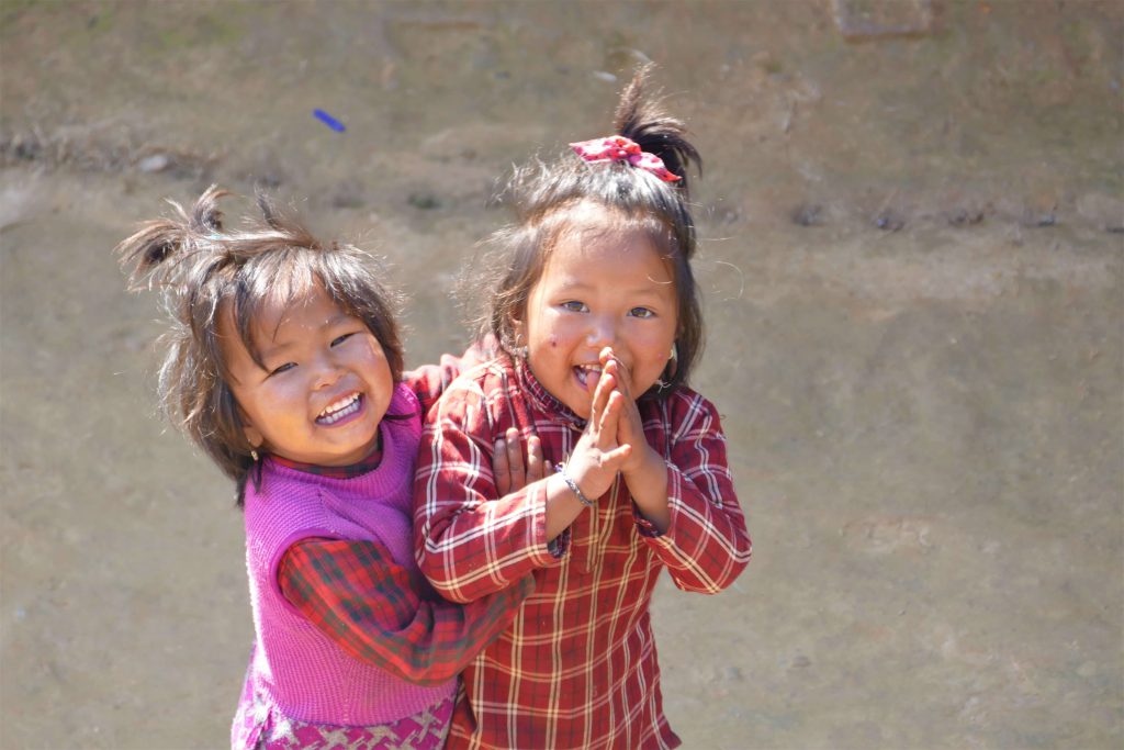Familiereis Nepal – kinderen groeten met namaste