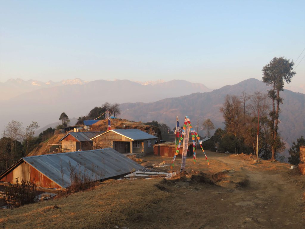 Helambu trekking – dorp tijdens de trekking met de Himalayas op de achtergrond