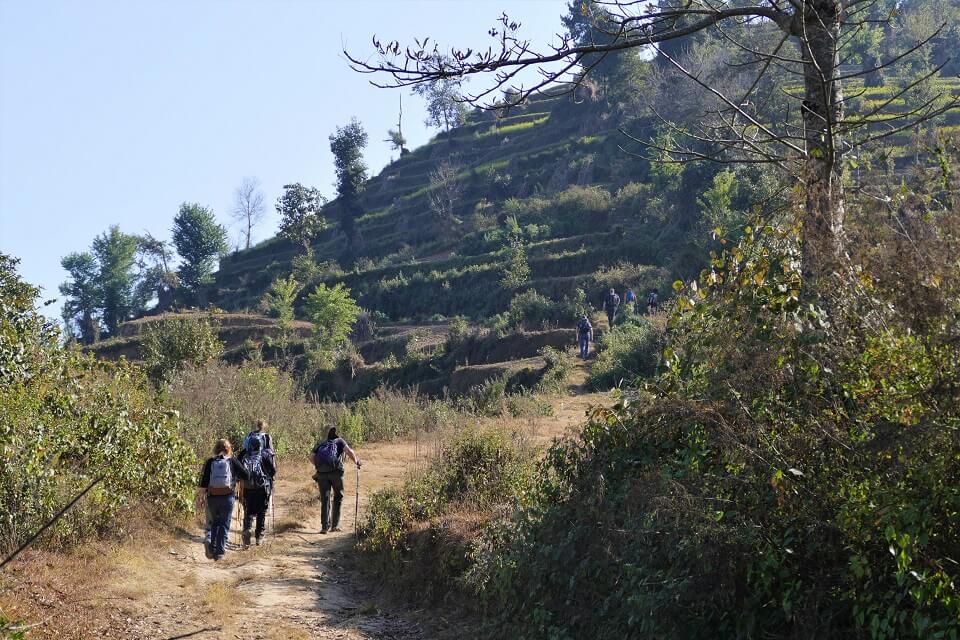 Kathmandu vallei trekking – wandelen op aarden pad tijdens de trekking op de heuvels rondom de Kathmandu vallei