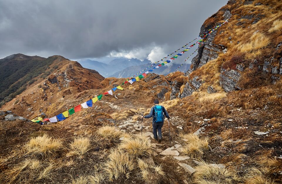 Mardi Himal trekking (3) – trekker wandelt op de tails in het hogere deel van de Mardi Himal trekking
