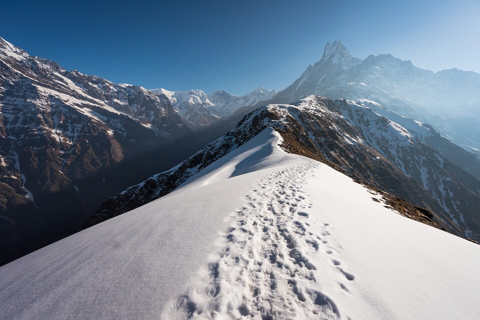 Mardi Himal trekking – wandelen op de besneeuwde richel richting Machapuchare