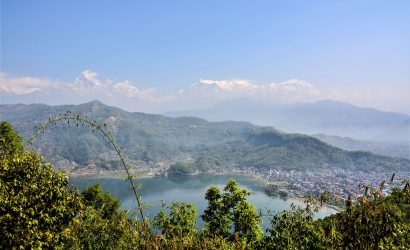 Rondreis in Nepal - Zicht op het Phewa meer en de Himalayas