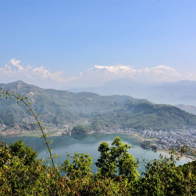 Rondreis in Nepal - Zicht op het Phewa meer en de Himalayas