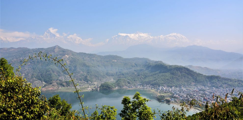 Rondreis in Nepal - Zicht op het Phewa meer en de Himalayas