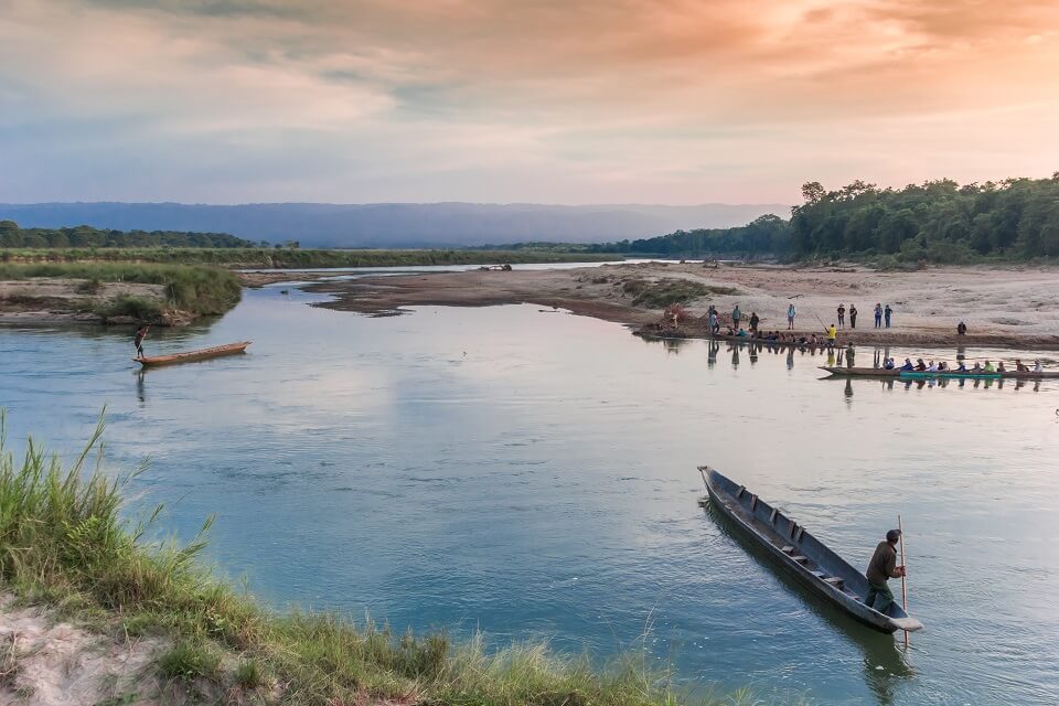 Safari in het Zuiden van Nepal – de houten bootjes in de rivier aan de ingang van Chitwan national park (4)