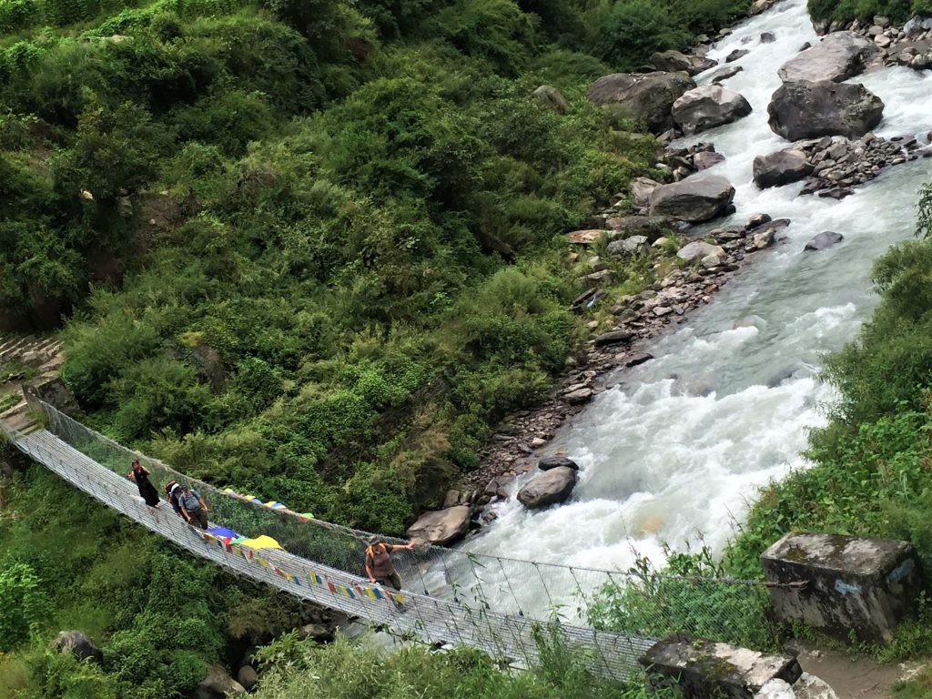 Tamang Heritage trekking – hangbrug over een rivier in de mooie groene omgeving