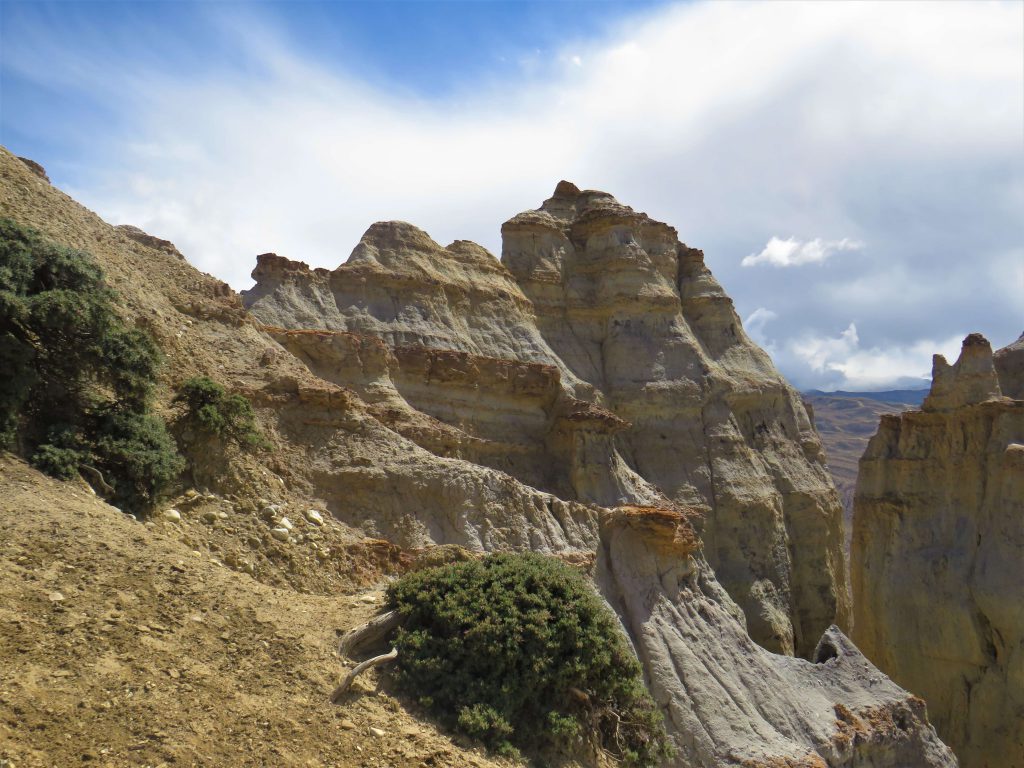 Upper Mustang trekking – de natuur met zijn rotsen in allerlei vormen is adembenemend mooi