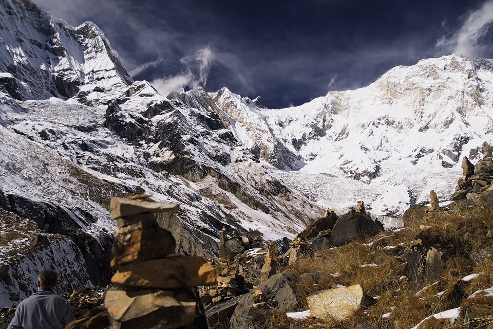Annapurna Sanctuary trek – besneeuwd landschap met rotsen in de Annapurna sanctuary