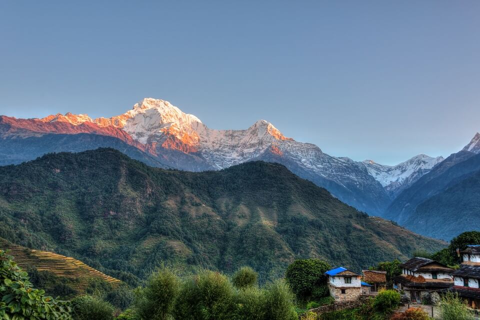 Khopra Ridge trek – prachtig licht boven de witte toppen van de Himalayas