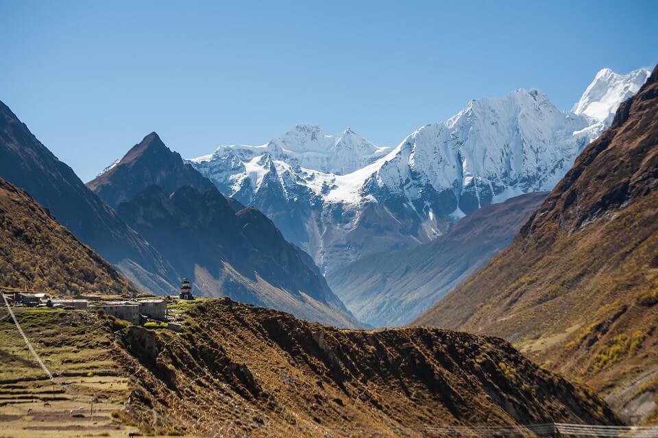 Manaslu met Tsum vallei trek – de besneeuwde bergtoppen van de Himalayas