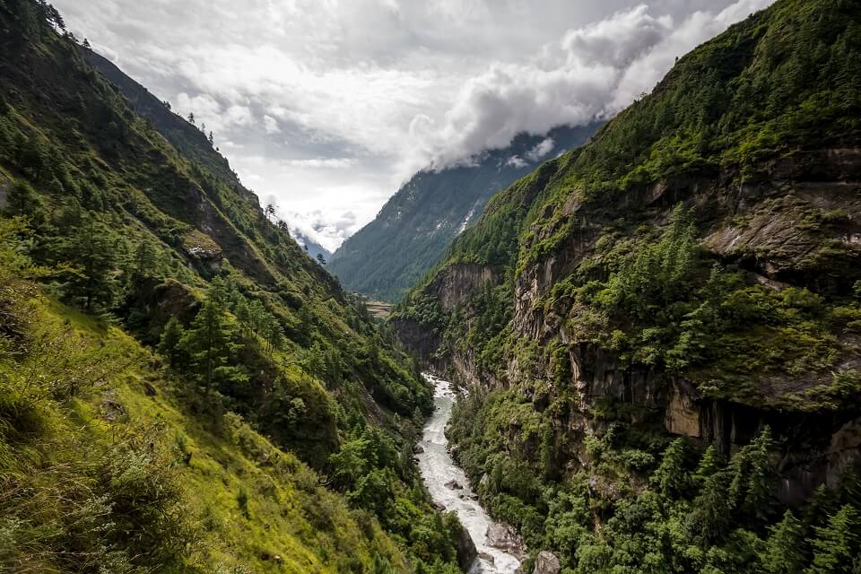 Manaslu met Tsum vallei trek – groene vallei met rivier tijdens de trekking