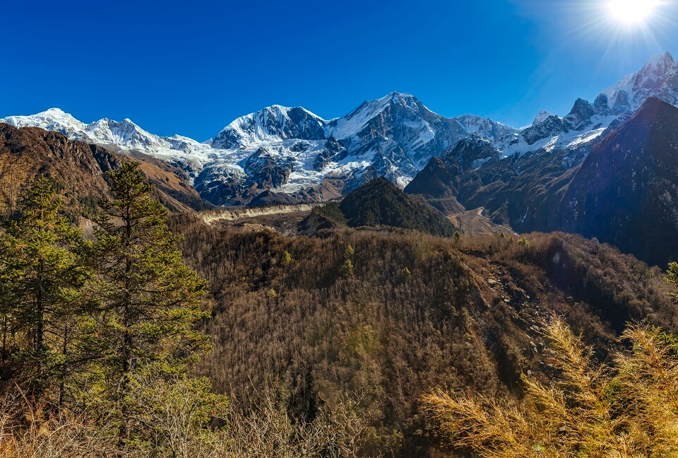 Manaslu met Tsum vallei trek – zicht vanop lagere hoogte op de Manaslu en andere bergtoppen van de Himalayas