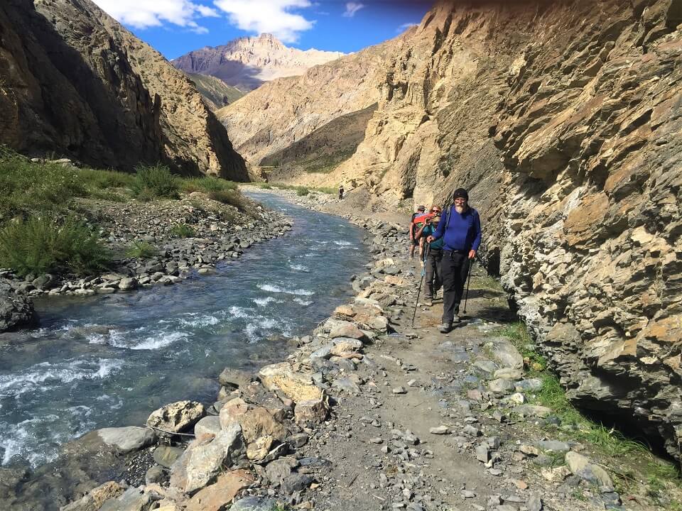 Upper Dolpo trek – trekkers wandelen op het pad langs de rivier