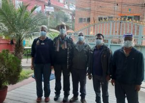 Trekking en personeel bij start van de trekking met mondmasker en gezichtschild